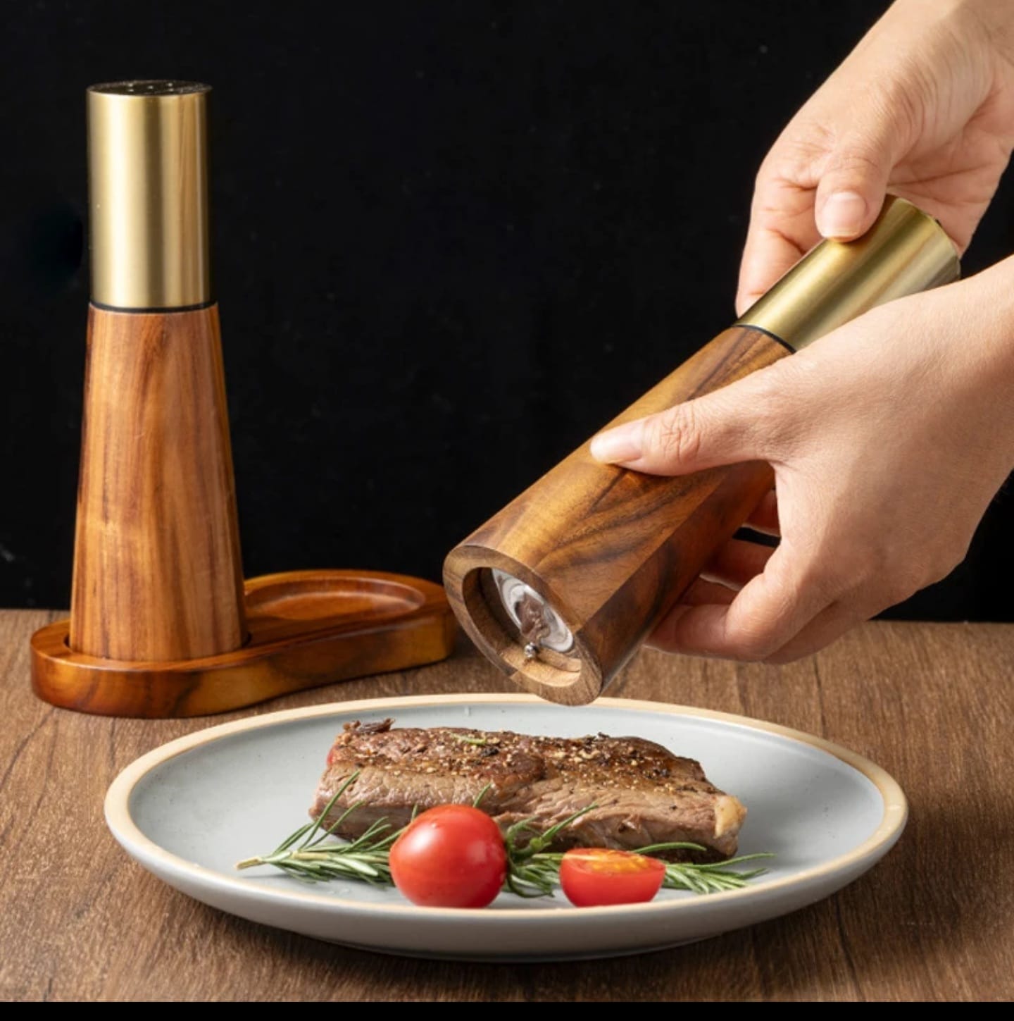 Set 2pcs shakers + 1 wooden Tray