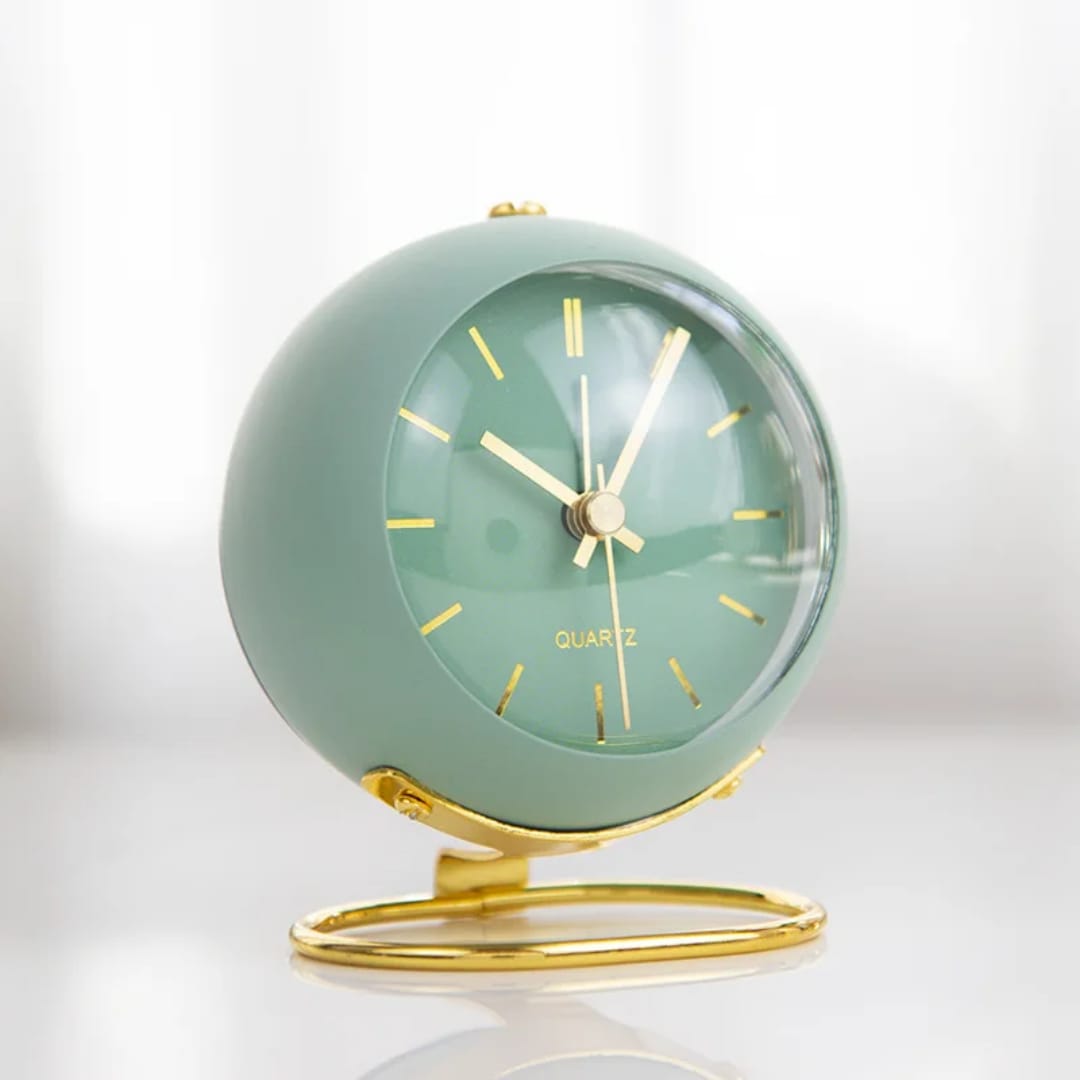 Silent Non Ticking Retro Vintage Alarm Clock Desktop Small Clock with Night Light Round Mini Alarm Clock For Bedroom Offfice