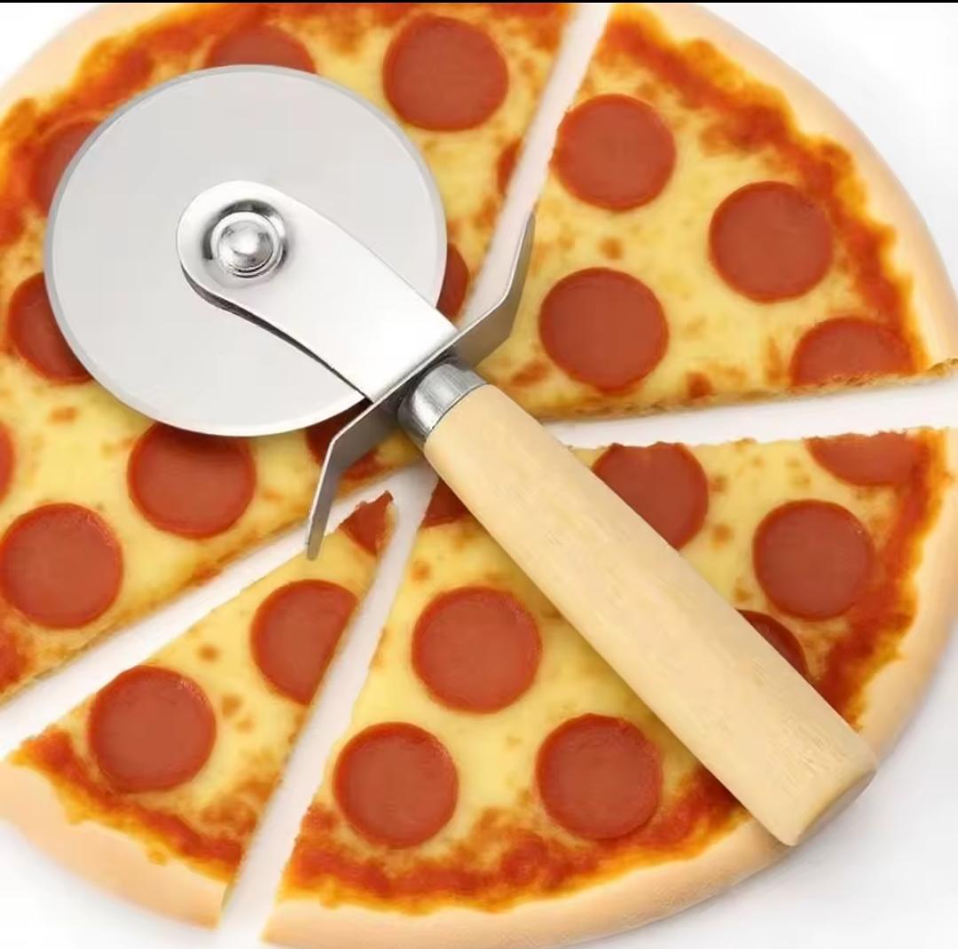 pizza cutter with bamboo handle
